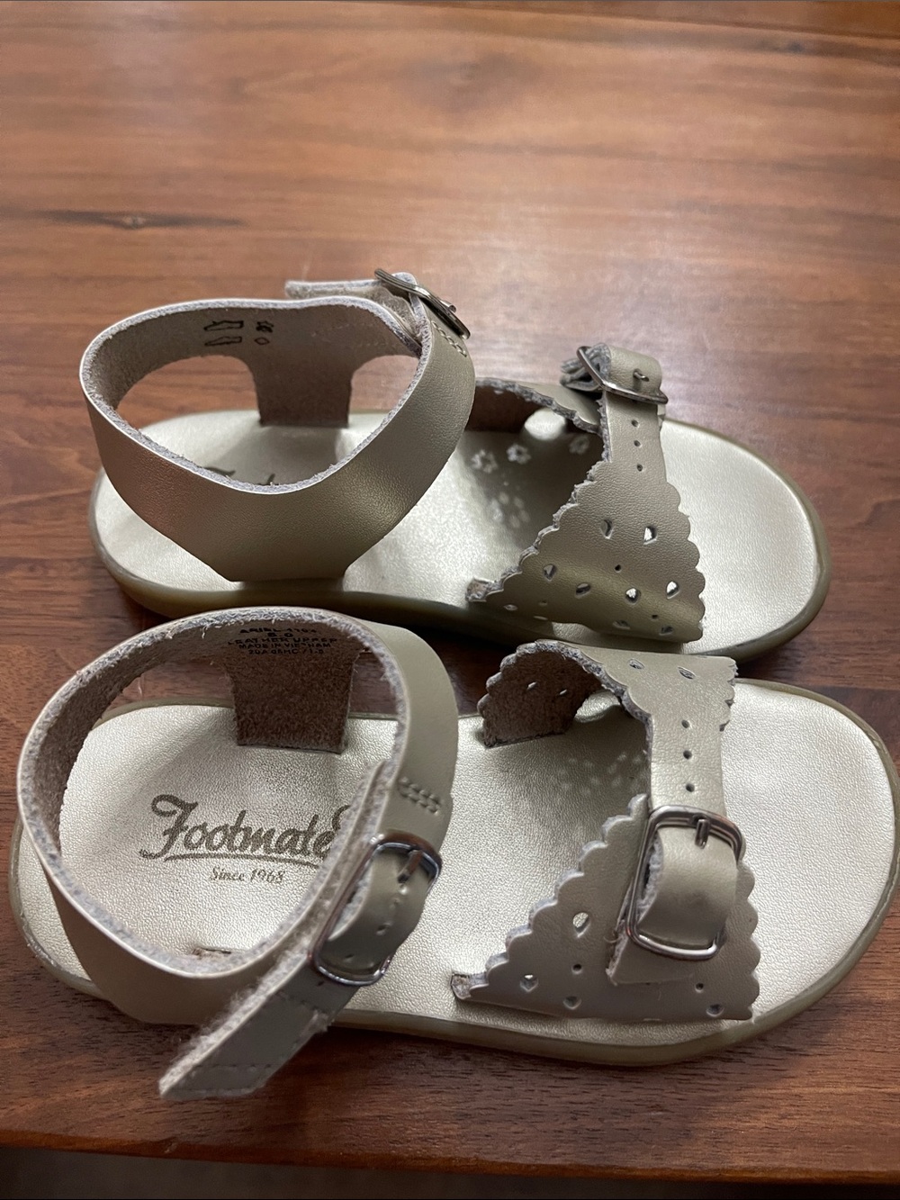FootMates Girls' Metallic Champagne Scalloped Buckle Sandals